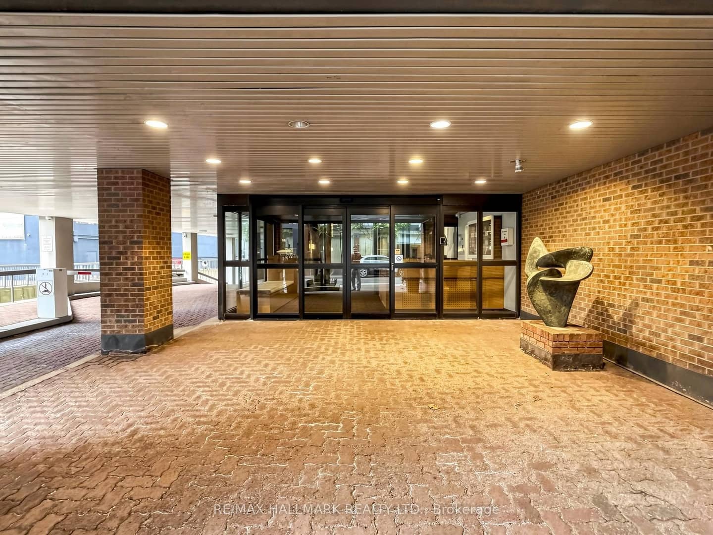 15 Mcmurrich Street 1405, Toronto, ON M5R 3M6