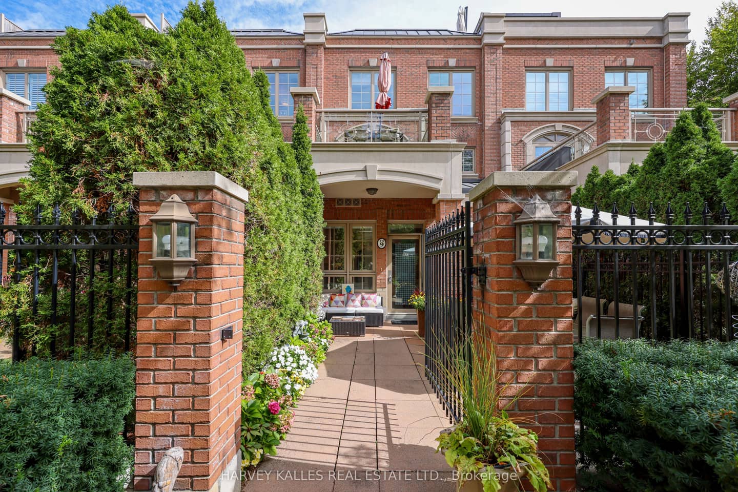 21 Burkebrook Place TH9, Toronto, ON M4G 0A2