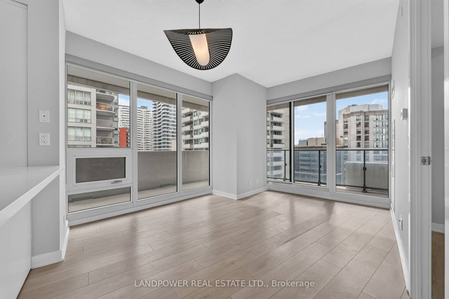 2221 Yonge Street 803, Toronto, ON M4S 0B8