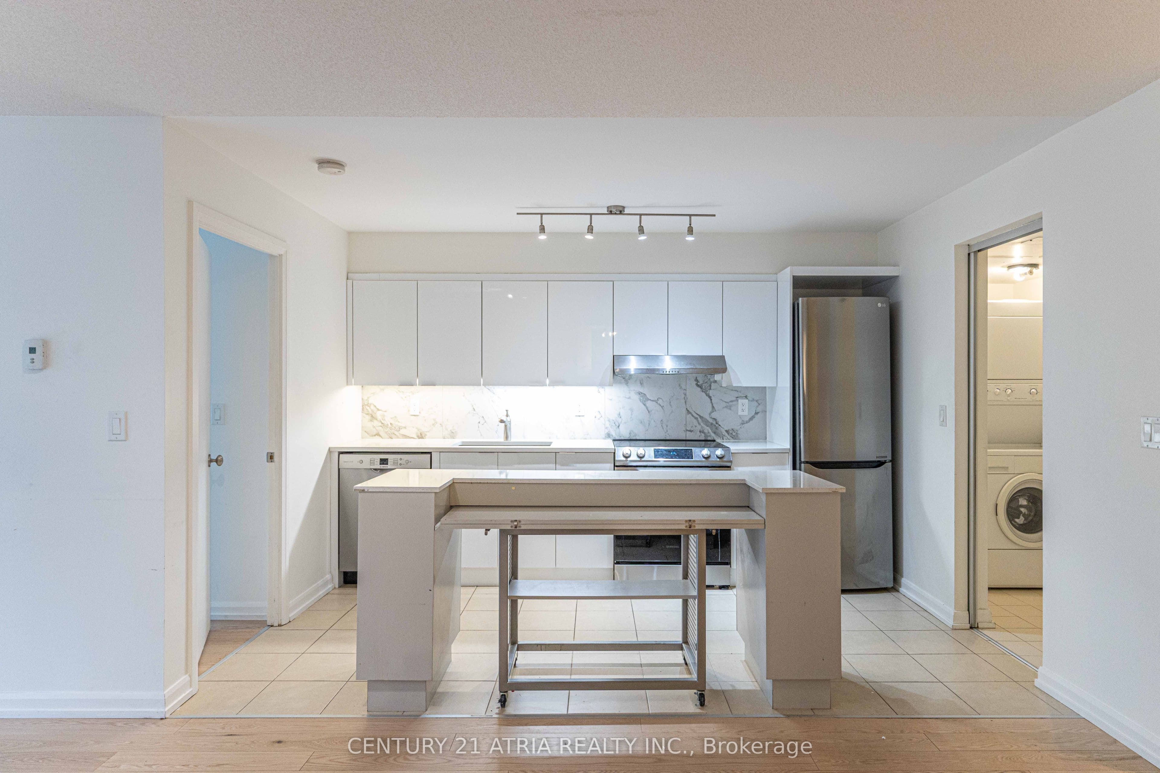 111 Elizabeth Street 606, Toronto, ON M5G 1P7
