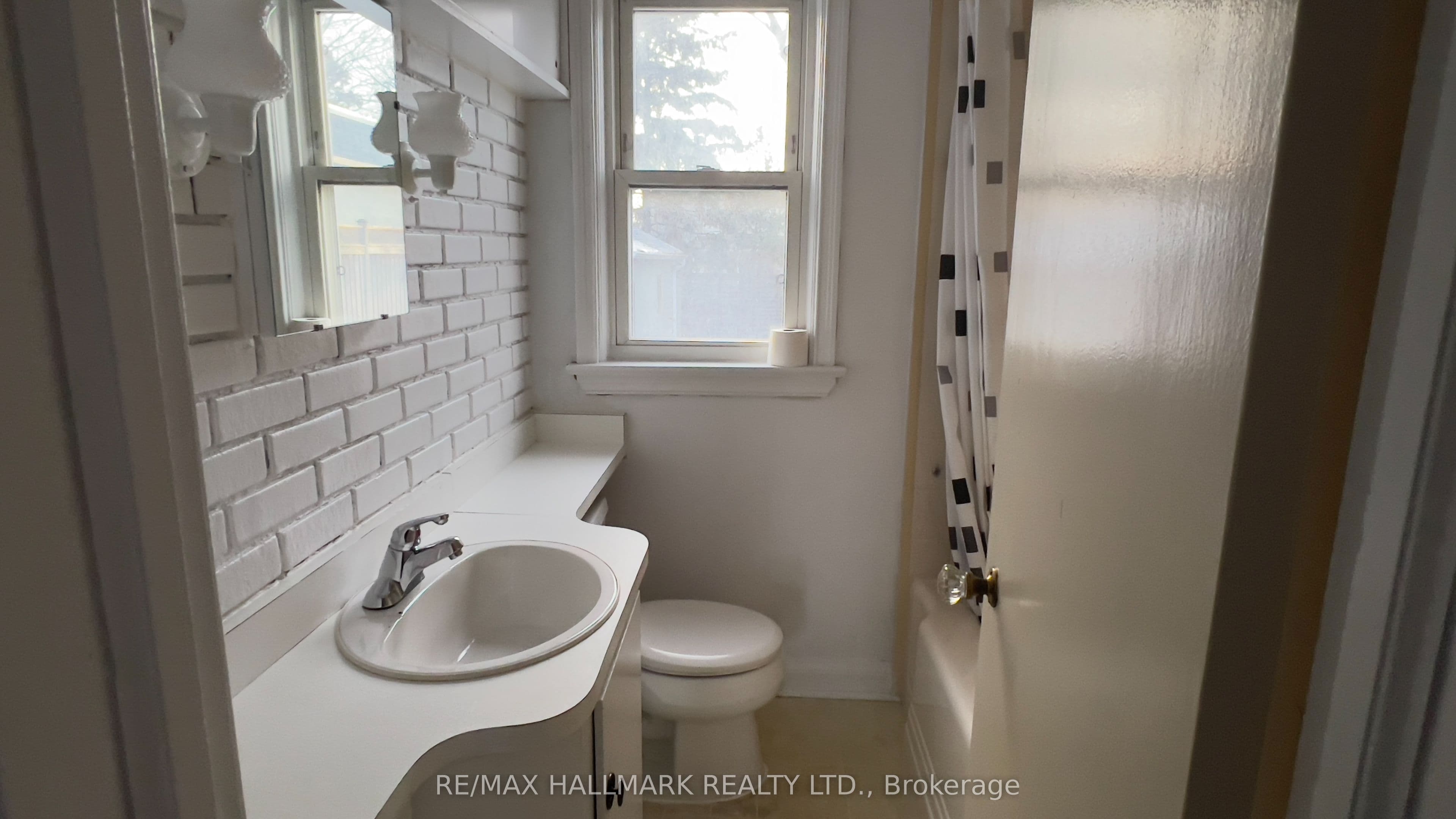 10 Adele Avenue, Toronto, ON M3L 1J1