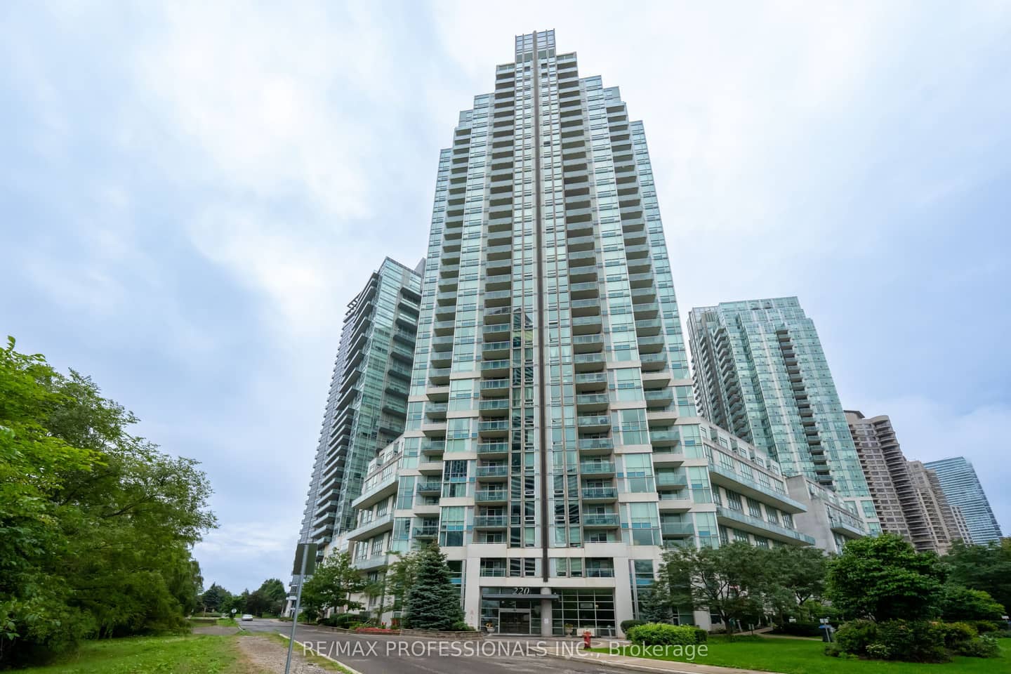 220 Burnhamthorpe Road W 2004, Mississauga, ON L5B 4N4