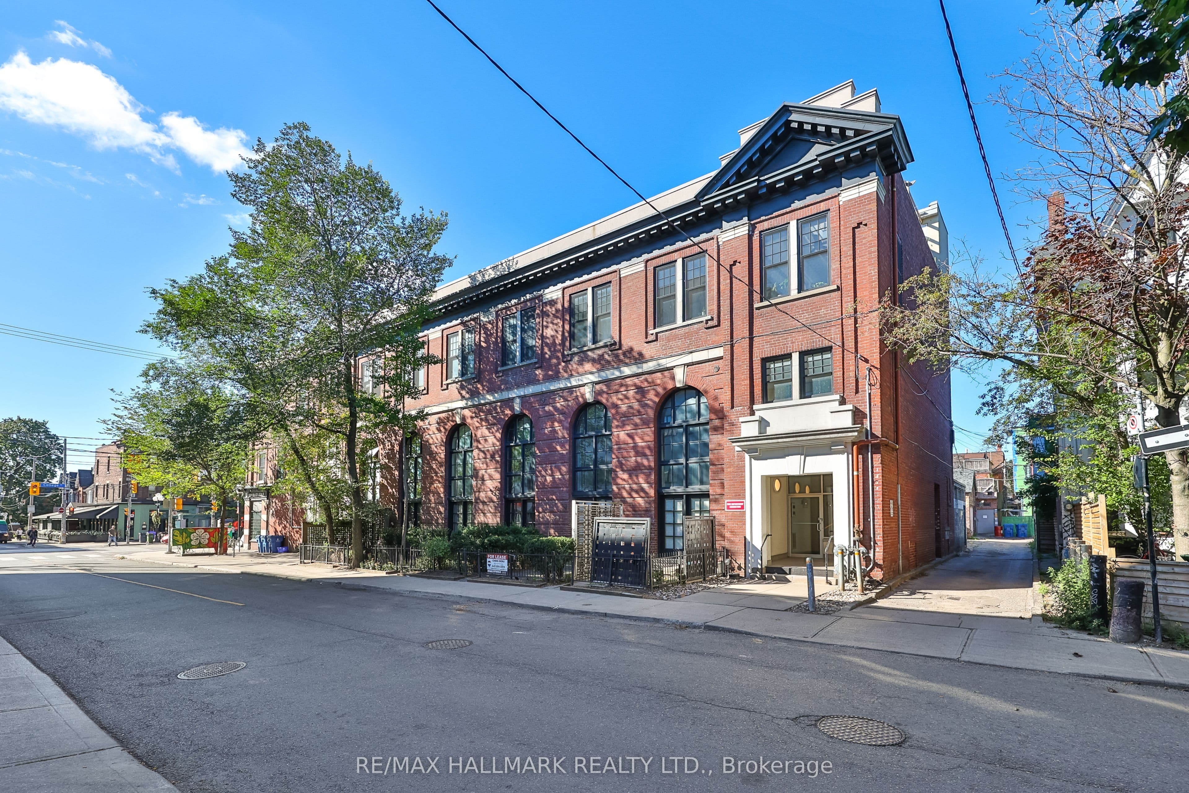 394 Euclid Avenue 205, Toronto, ON M6G 2S9
