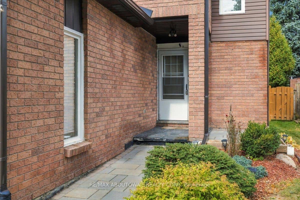 2197 Pembroke Court, Burlington, ON L7P 3X8