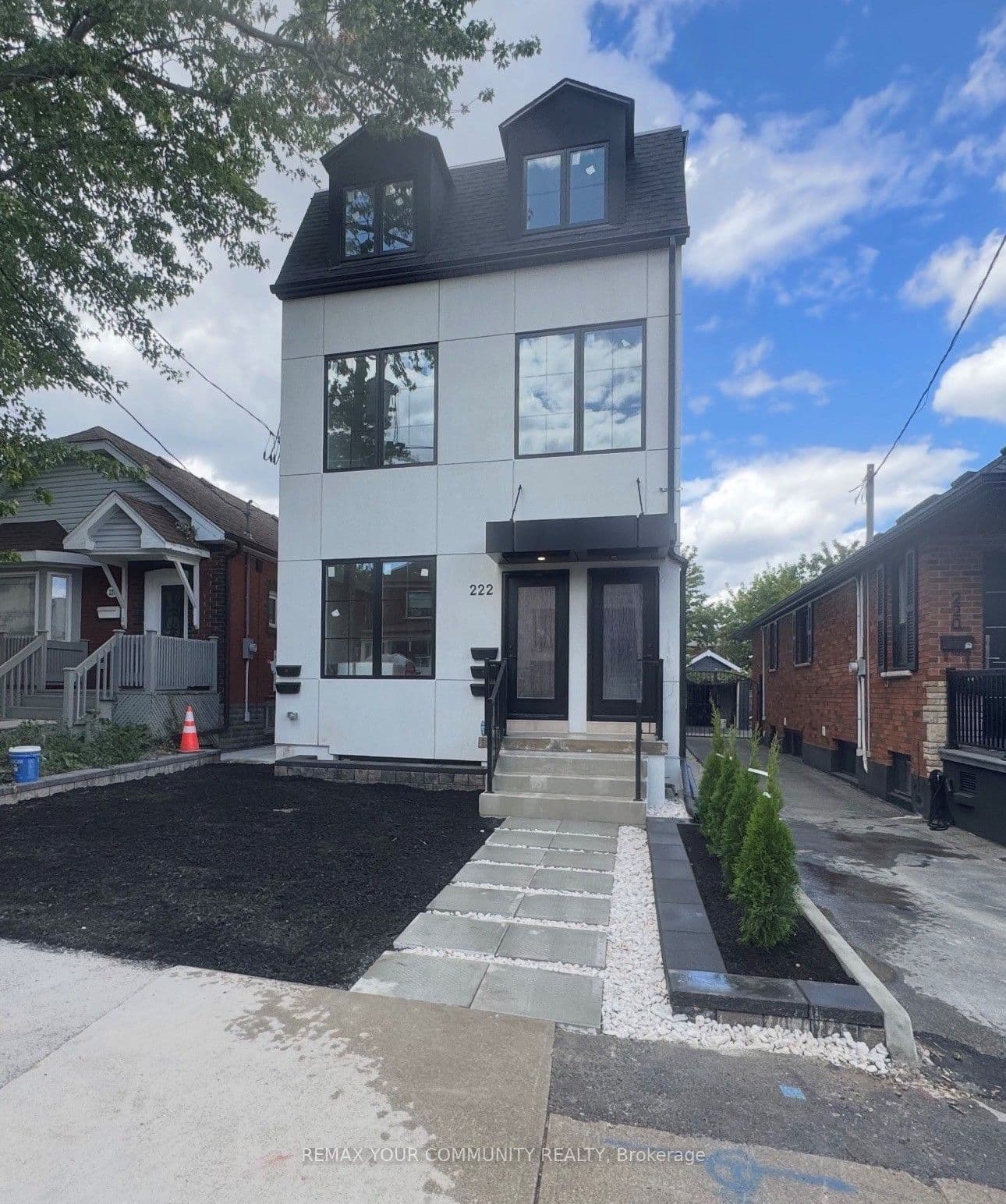 222 Belgravia Avenue 1, Toronto, ON M6E 2M8