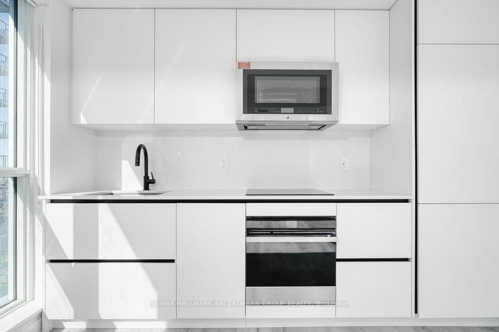 327 King Street W 4003, Toronto, ON M5V 0W7
