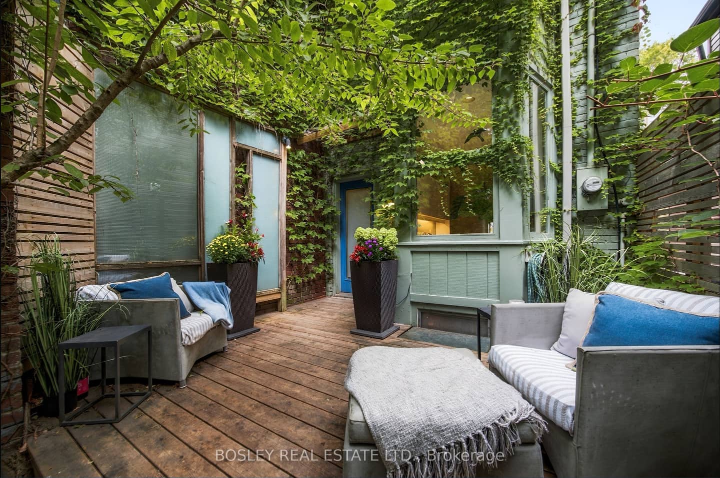 33 1/2 Henry Street, Toronto, ON M5T 1W9