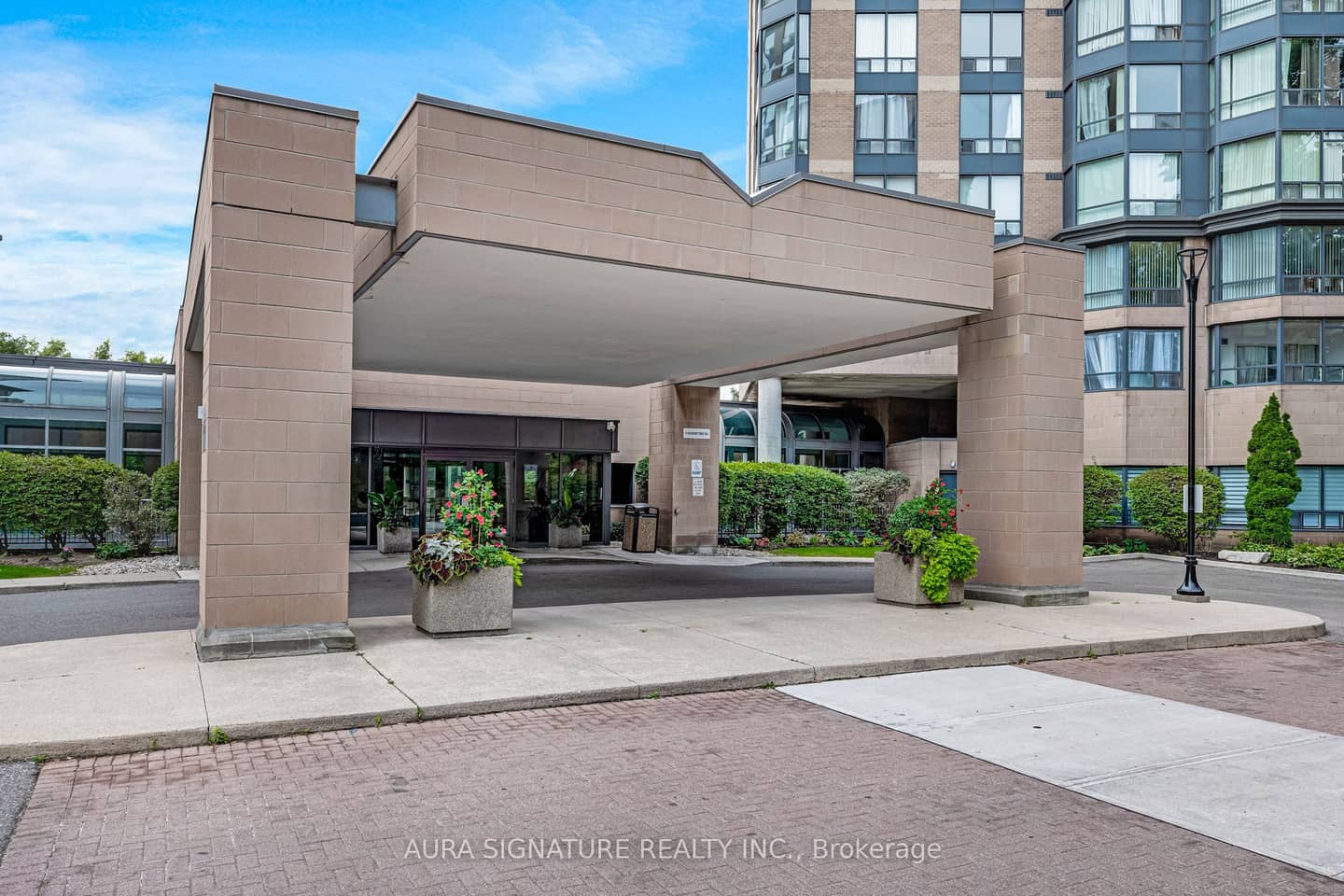 3 Hickory Tree Road 1010, Toronto, ON M9N 3W5