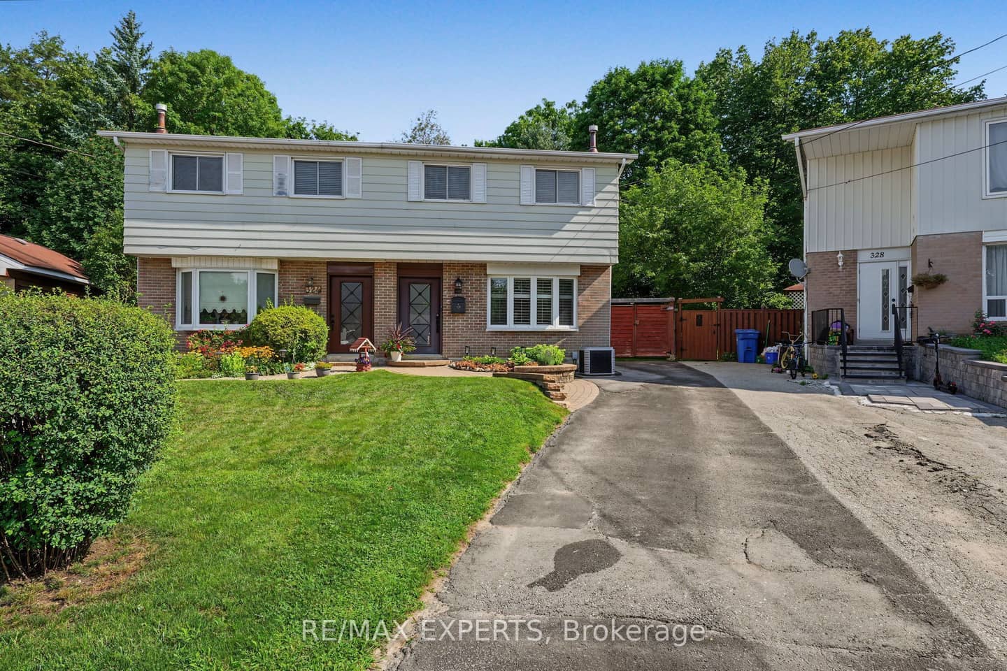 326 Oakwood Court, Newmarket, ON L3Y 3C8