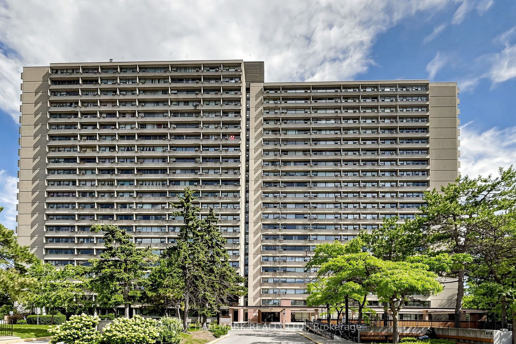 100 Leeward Glenway 1512, Toronto, ON M3C 2Z1
