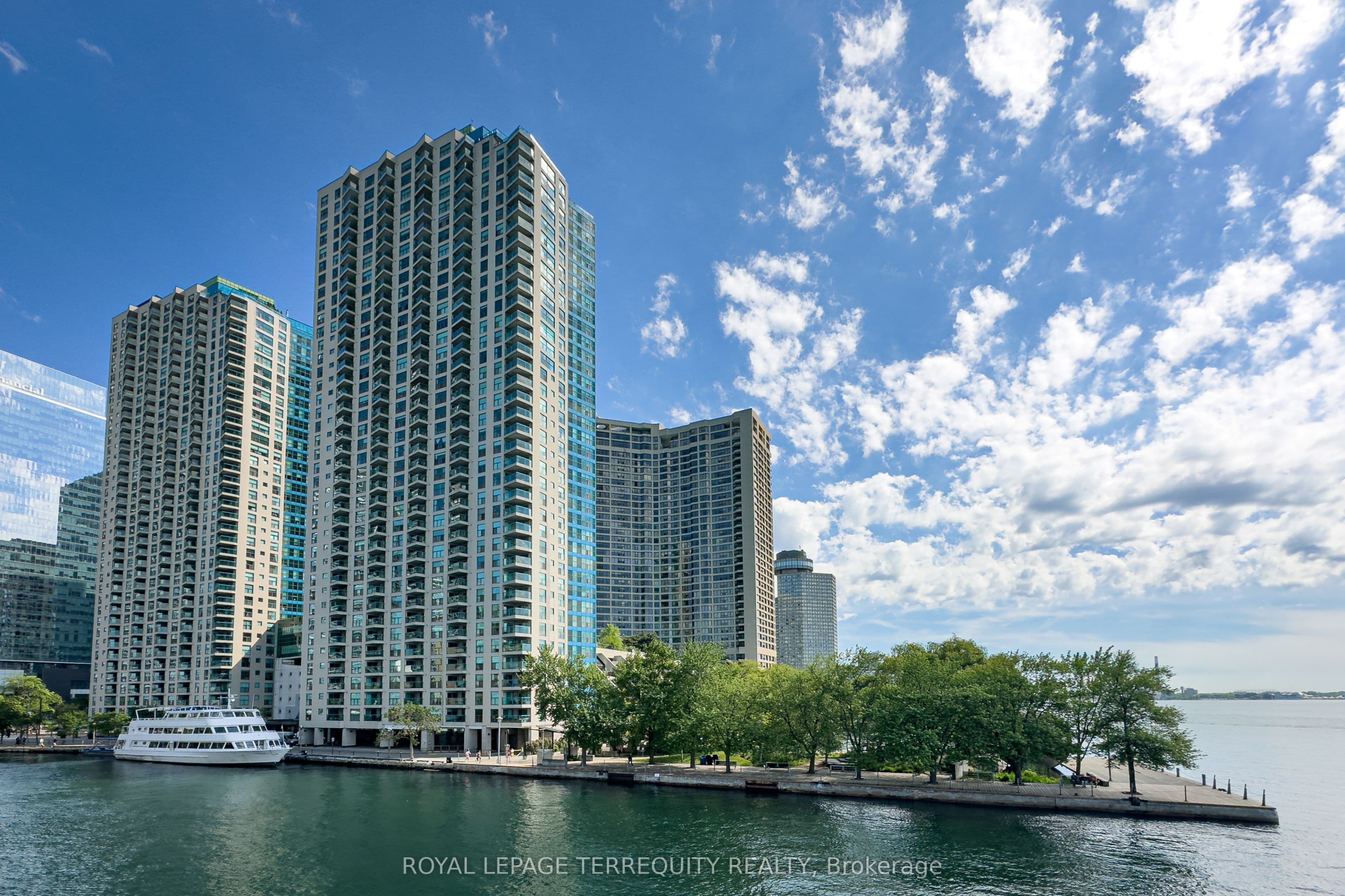 99 Harbour Square 1104, Toronto, ON M5J 2H2