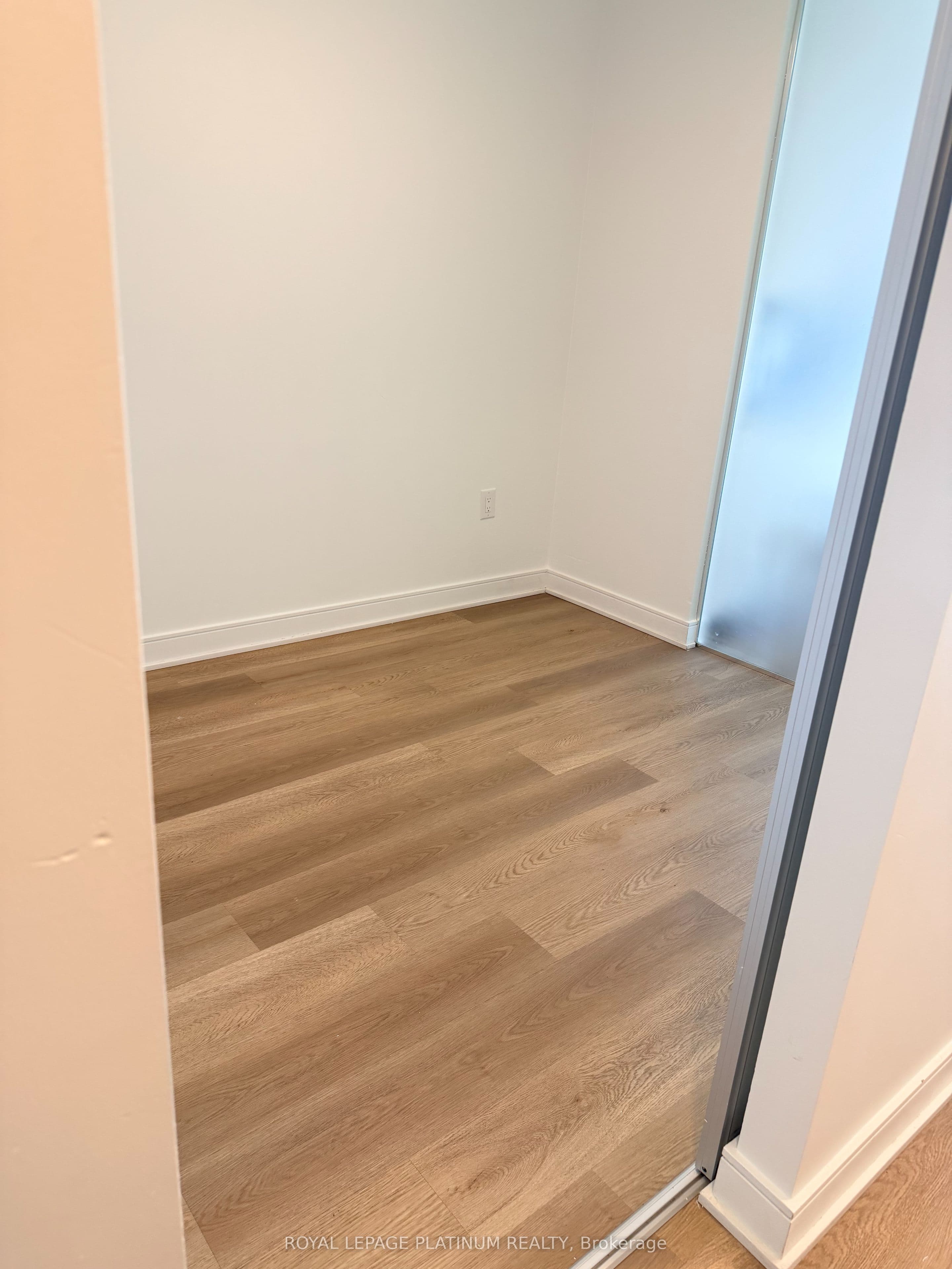 86 Dundas Street E 819, Mississauga, ON L5A 1W4