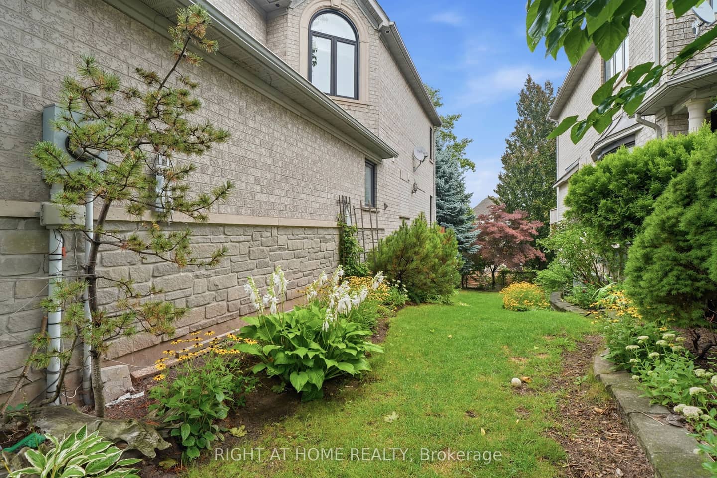 2121 Pinevalley Crescent, Oakville, ON L6H 6L7