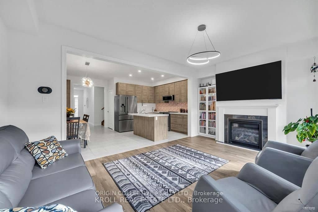 26 Frederick Taylor Way, East Gwillimbury, ON L0G 1M0