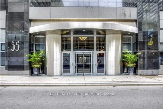 35 Balmuto Street 1810, Toronto, ON M4Y 5W4
