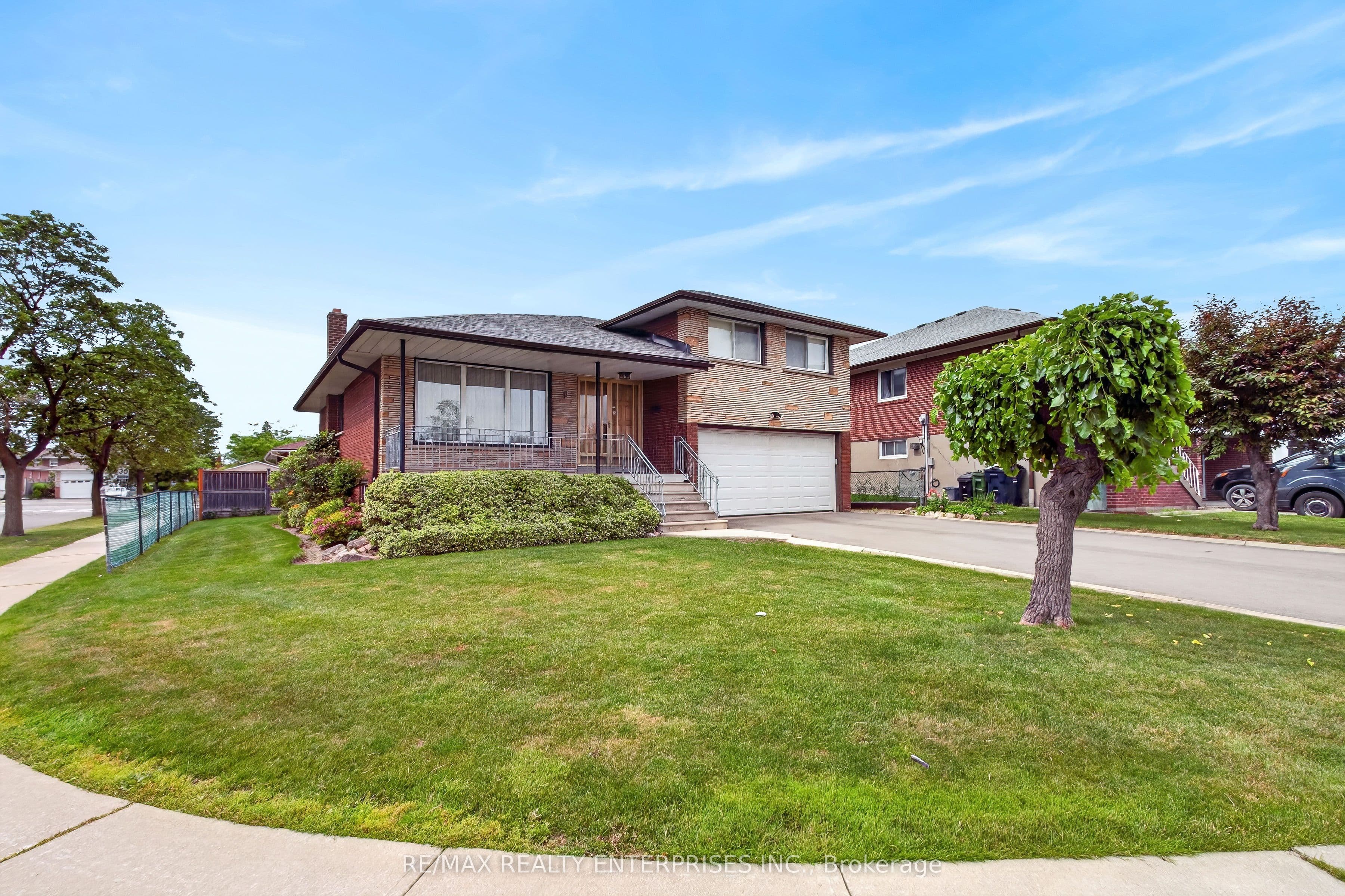 3 Slane Court, Toronto, ON M9V 3X5