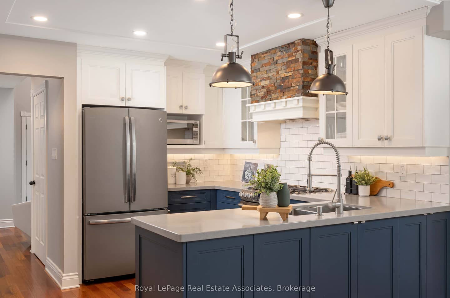 2253 Towne Boulevard, Oakville, ON L6H 5J9