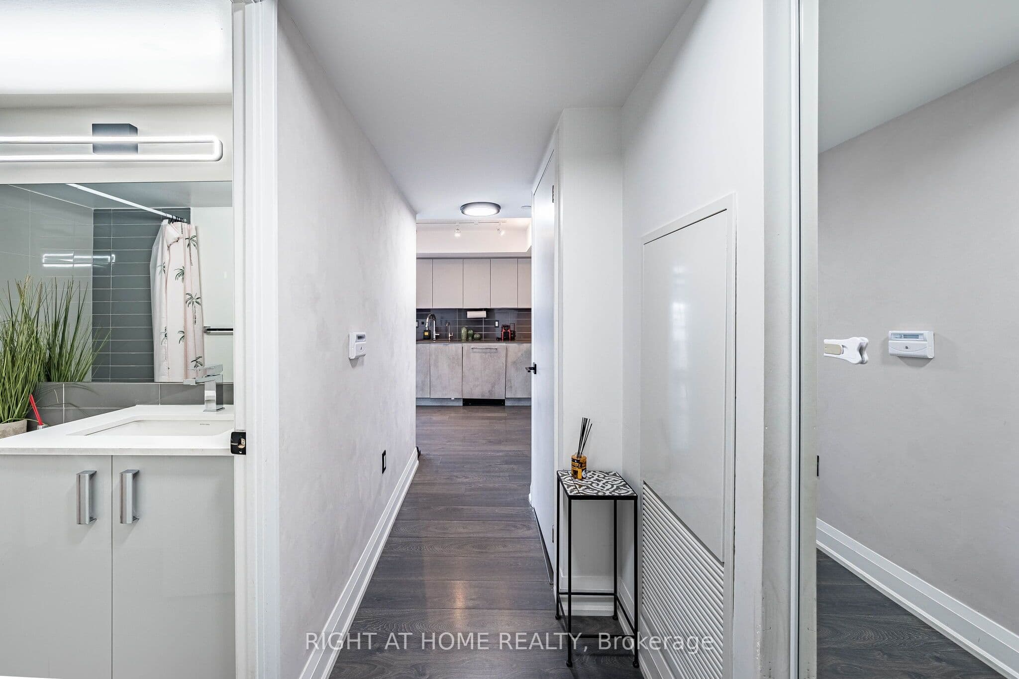 30 gibbs Road 1309, Toronto, ON M9B 0E4