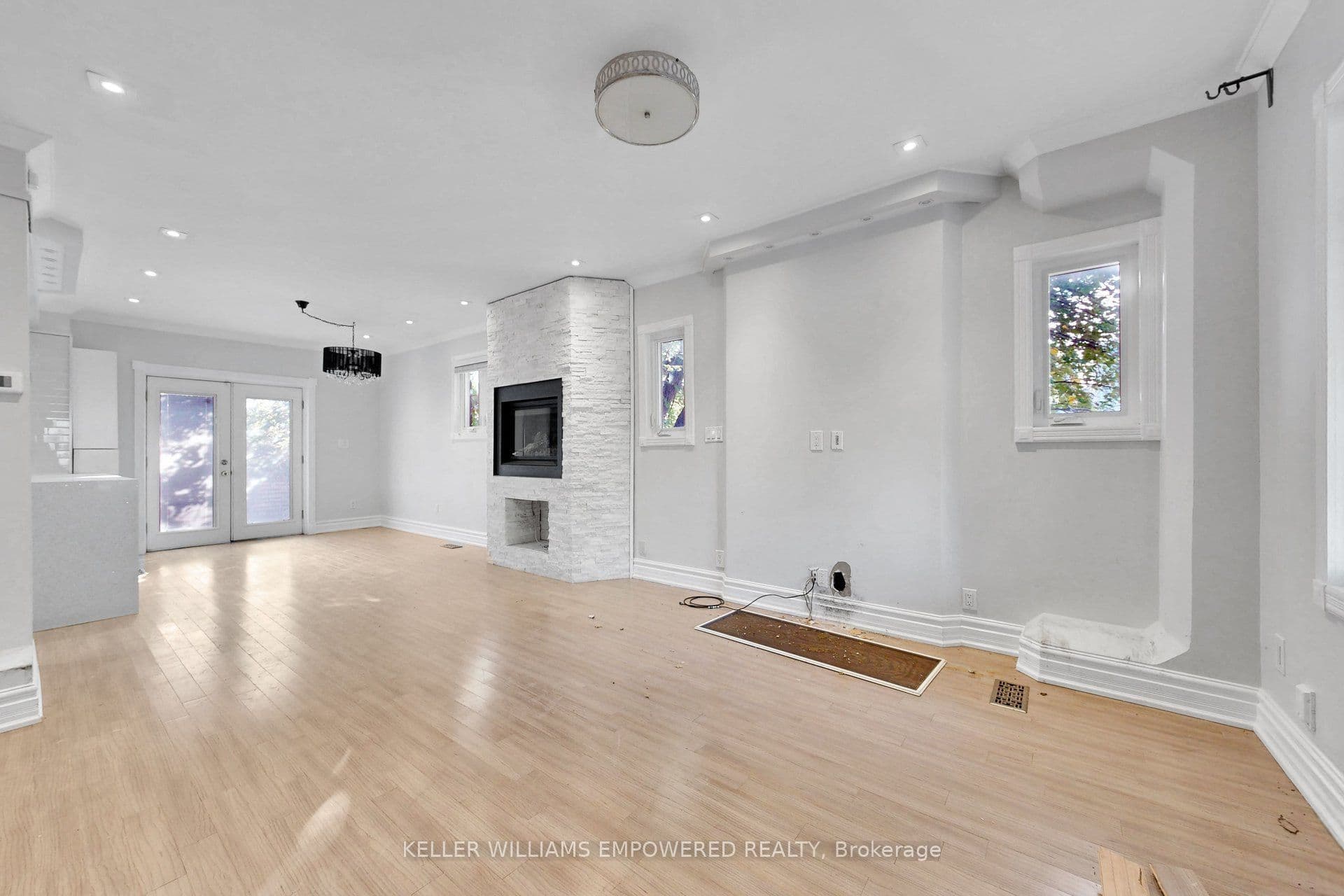 5 Aldgate Avenue, Toronto, ON M8Y 3L4