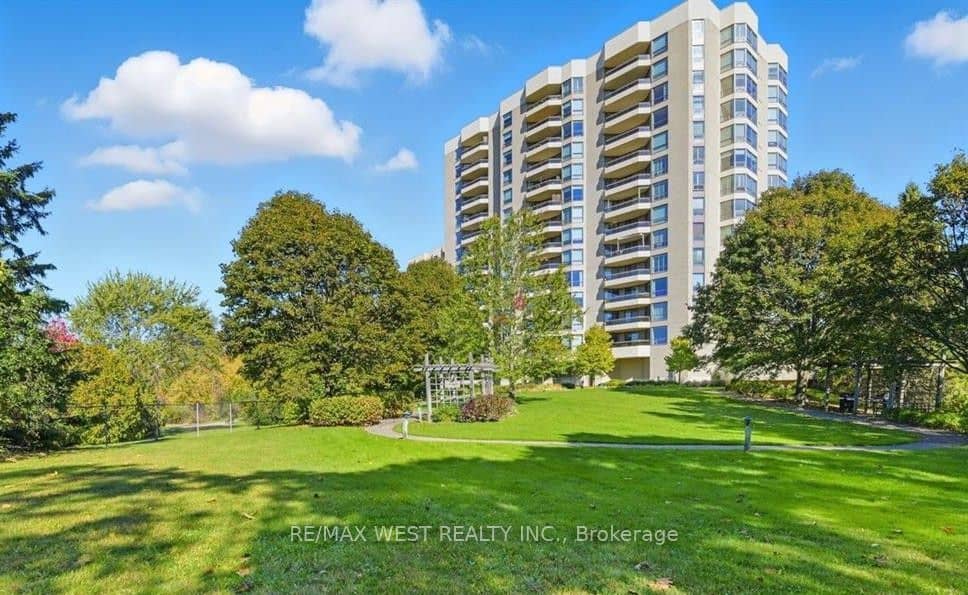 700 Wilson Road N 305, Oshawa, ON L1G 7T5
