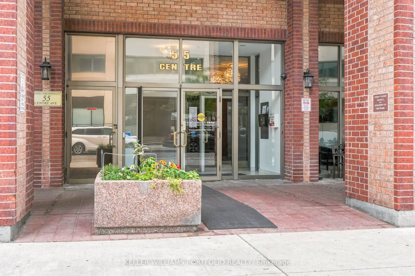 55 Centre Avenue 2304, Toronto, ON M5G 2H5