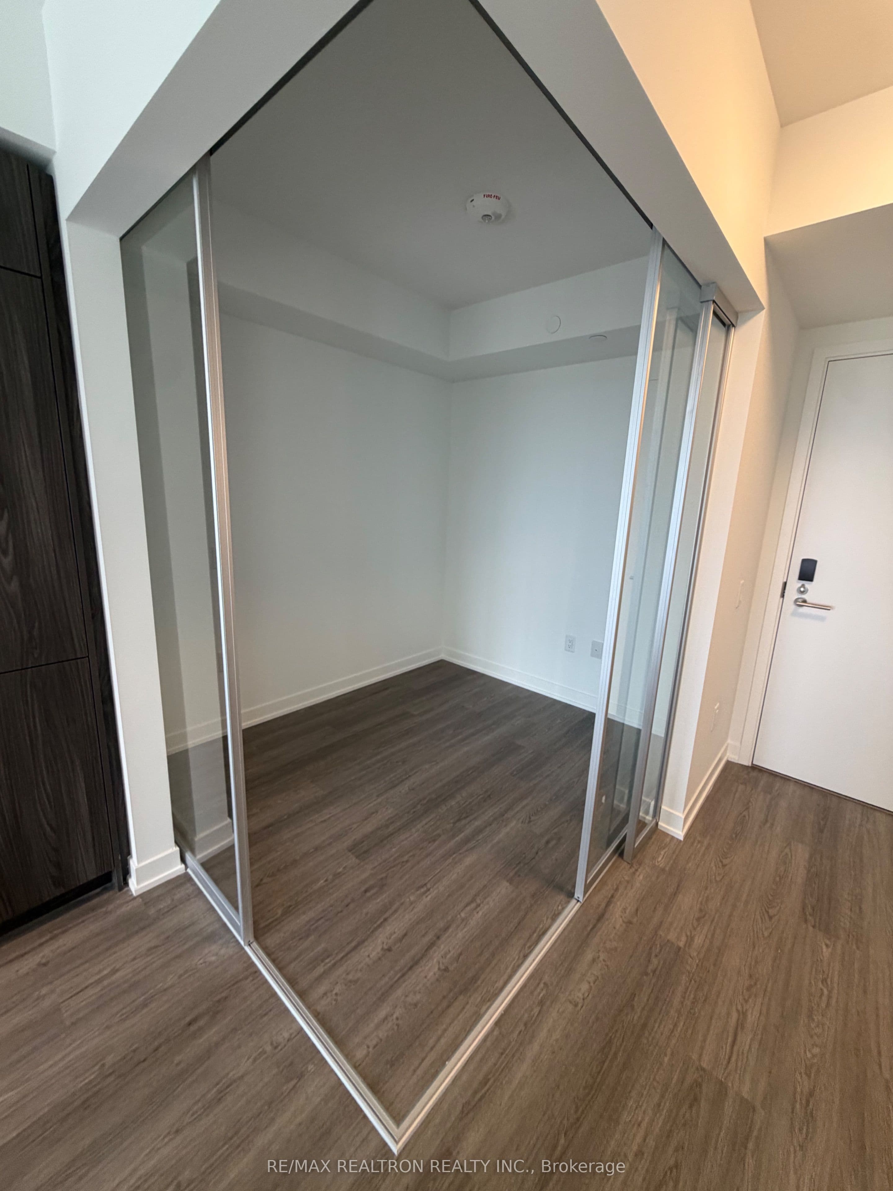 15 David Salomon Drive 2610, Toronto, ON M3C 1E7