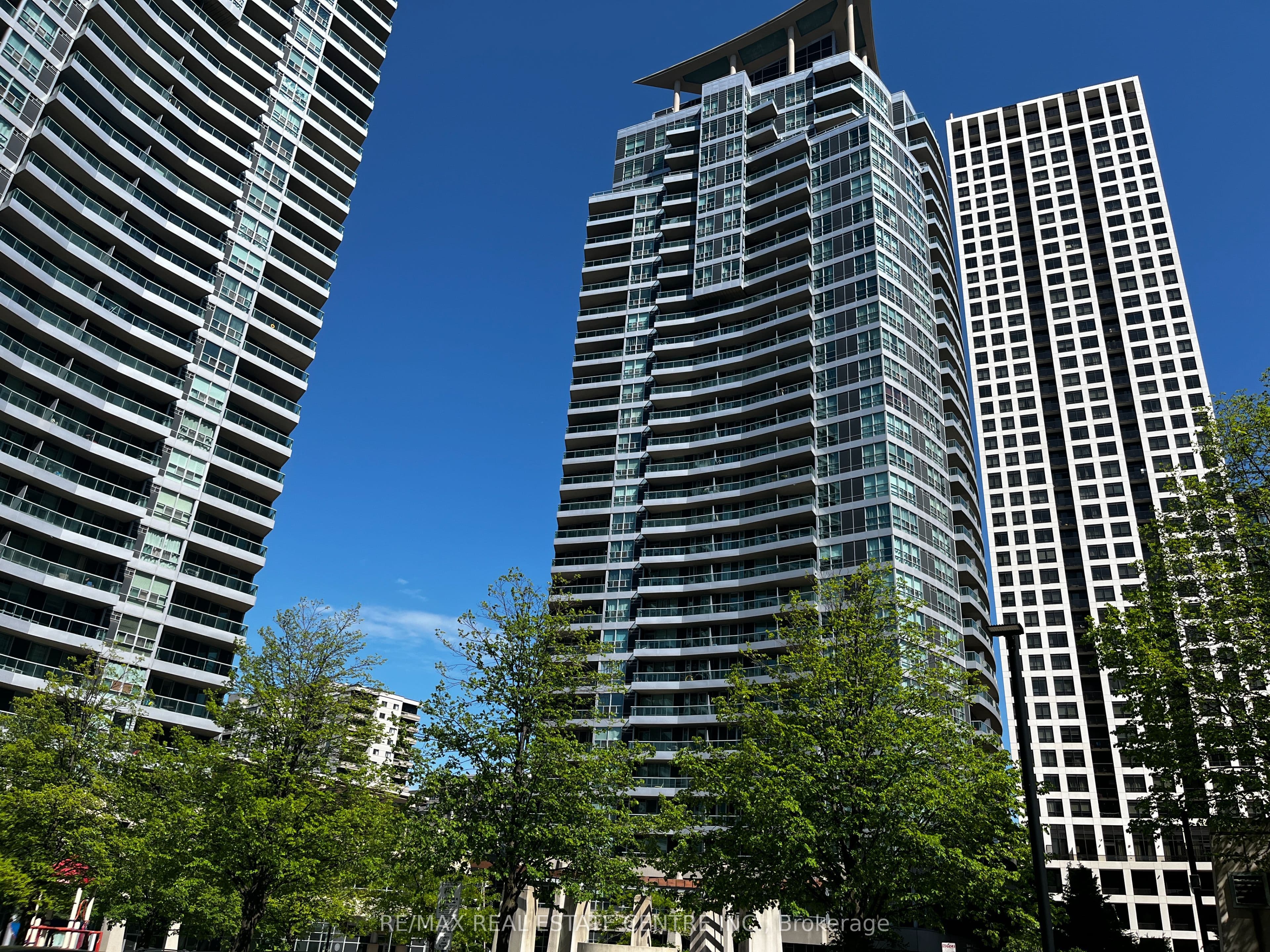 33 Elm Drive E 1010, Mississauga, ON L5B 4M2