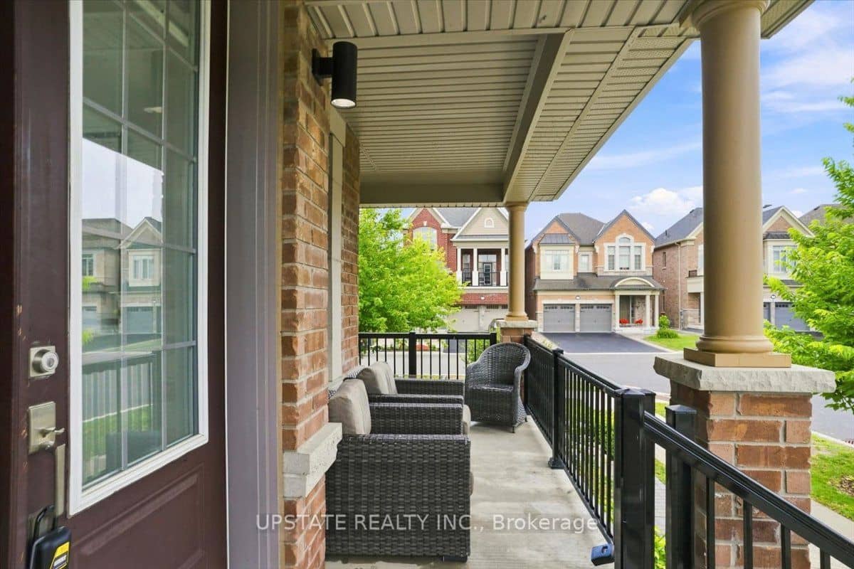18 Blenheim Circle, Whitby, ON L1P 0E2