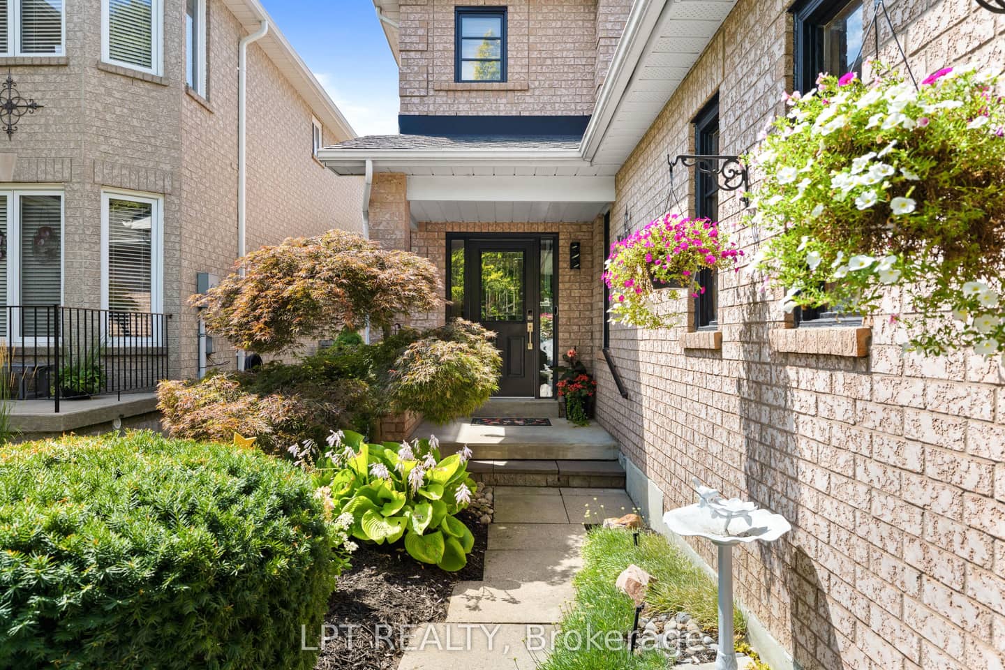 416 Flanagan Court, Newmarket, ON L3X 2E9