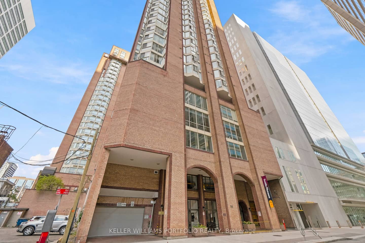 55 Centre Avenue 2304, Toronto, ON M5G 2H5