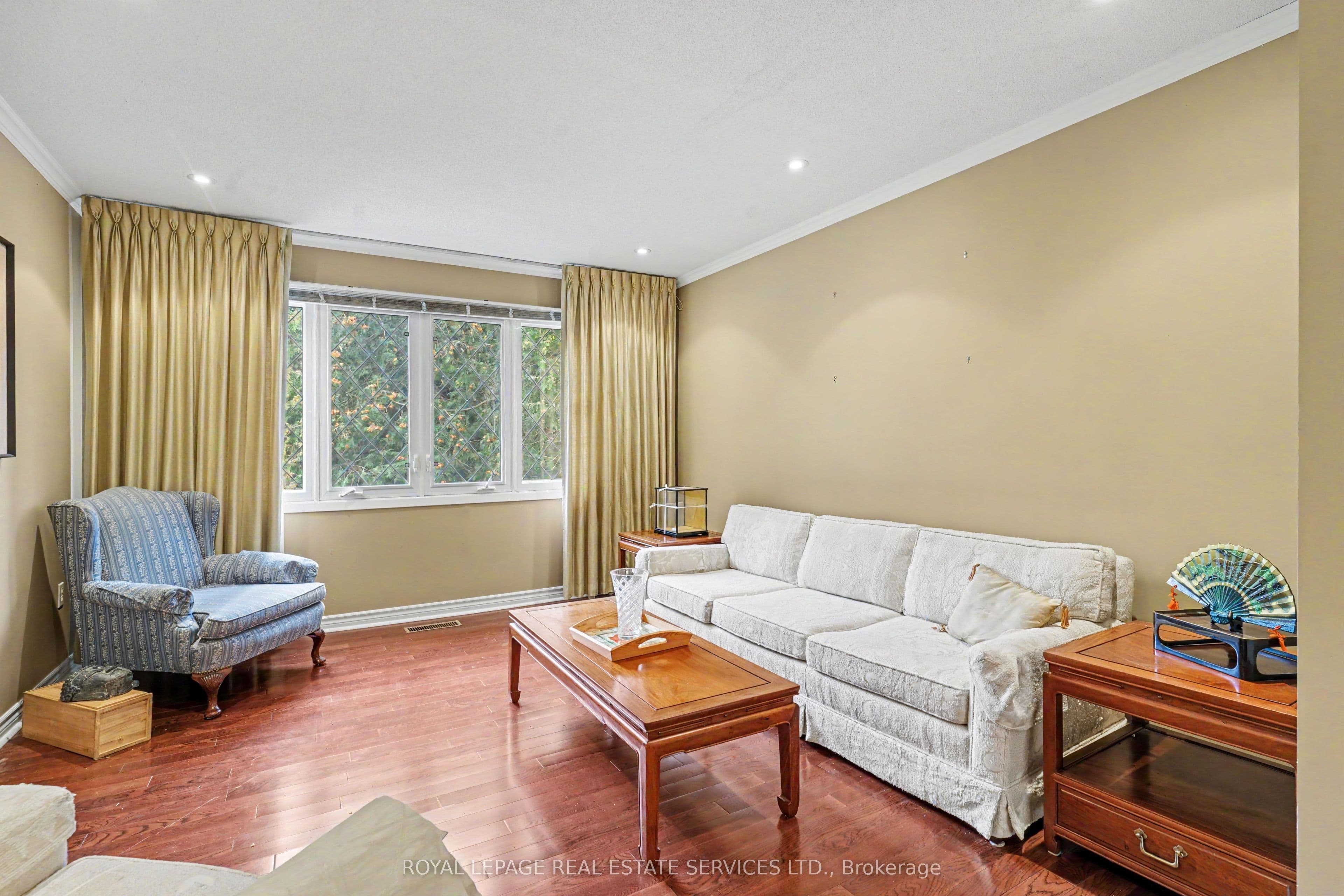 1577 Thompson Street, Mississauga, ON L5C 1B4