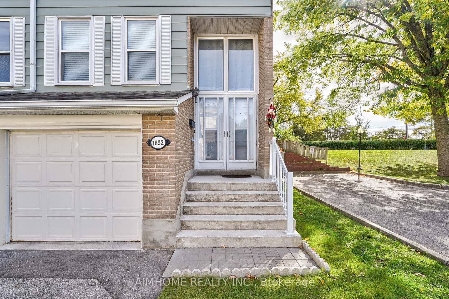 1692 John Street, Markham, ON L3T 1Y9