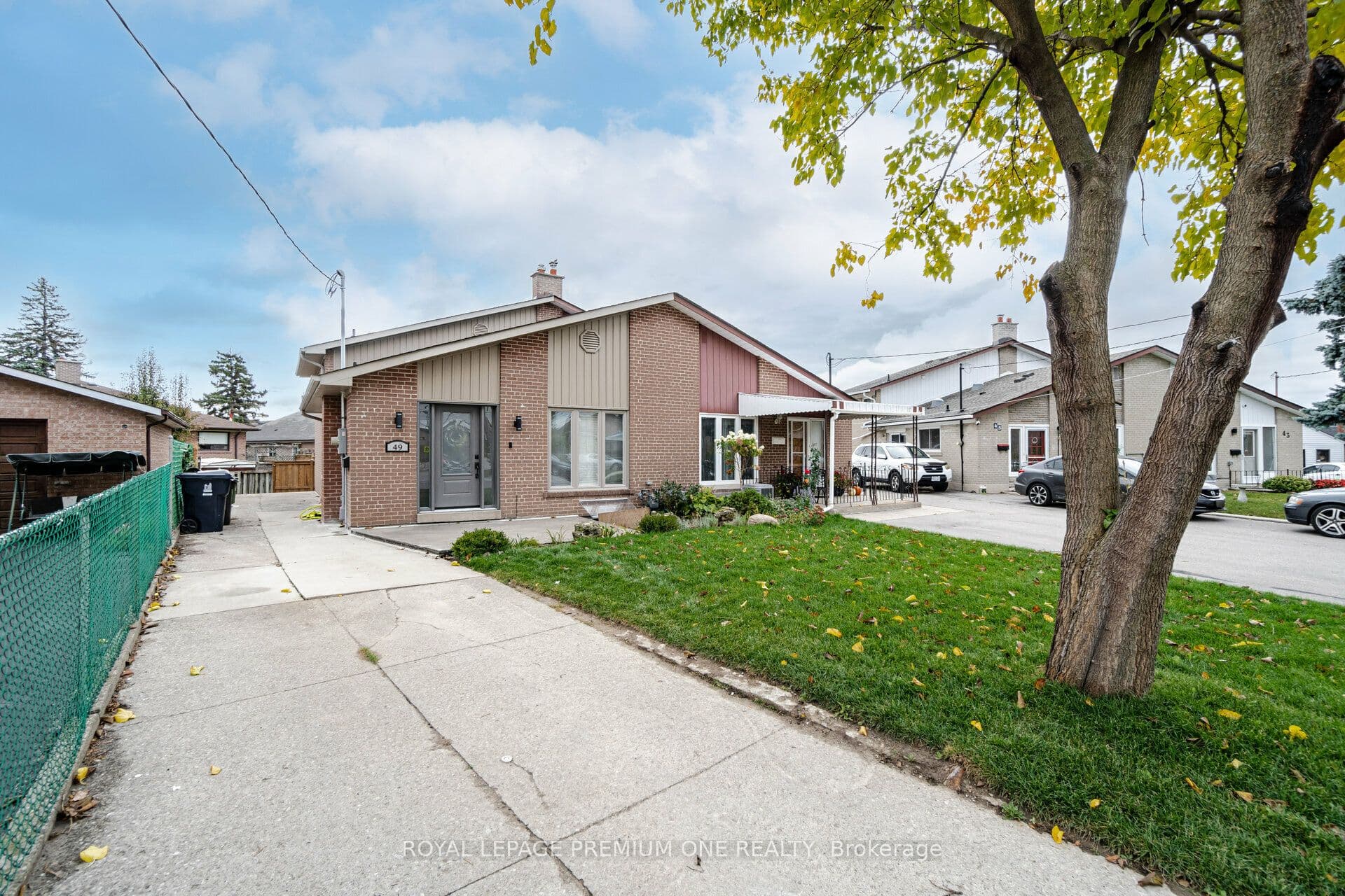 49 Gulfstream Road E, Toronto, ON M9M 1S4
