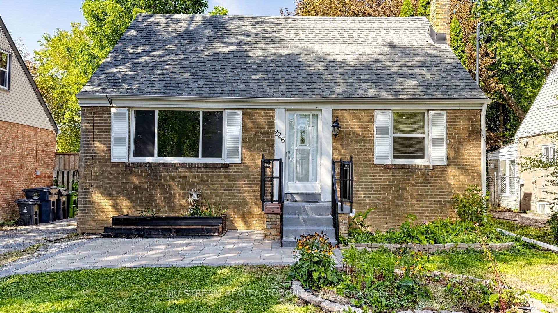 226 Oakridge Drive, Toronto, ON M1M 2B3