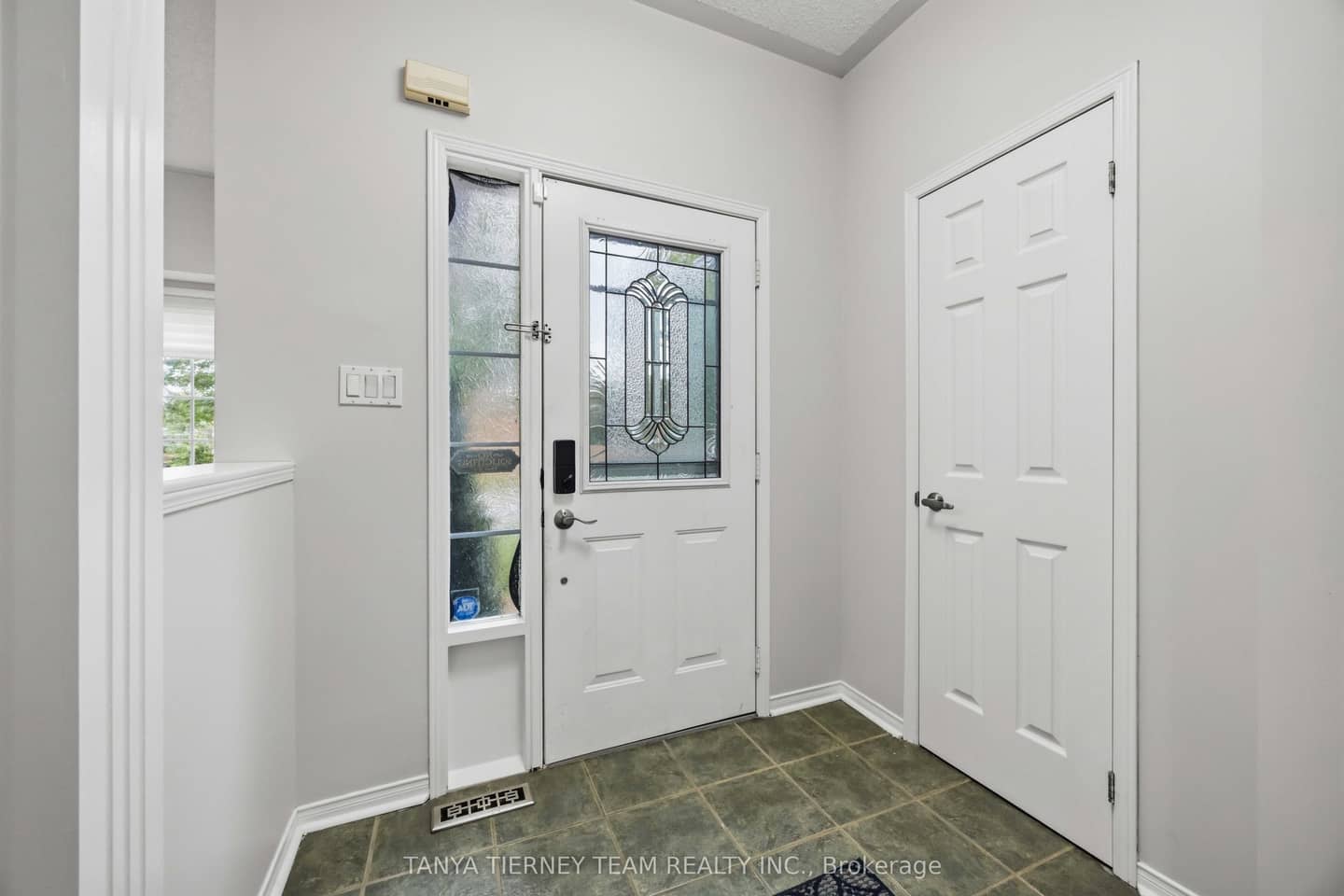 28 Perryview Drive, Scugog, ON L9L 1T5
