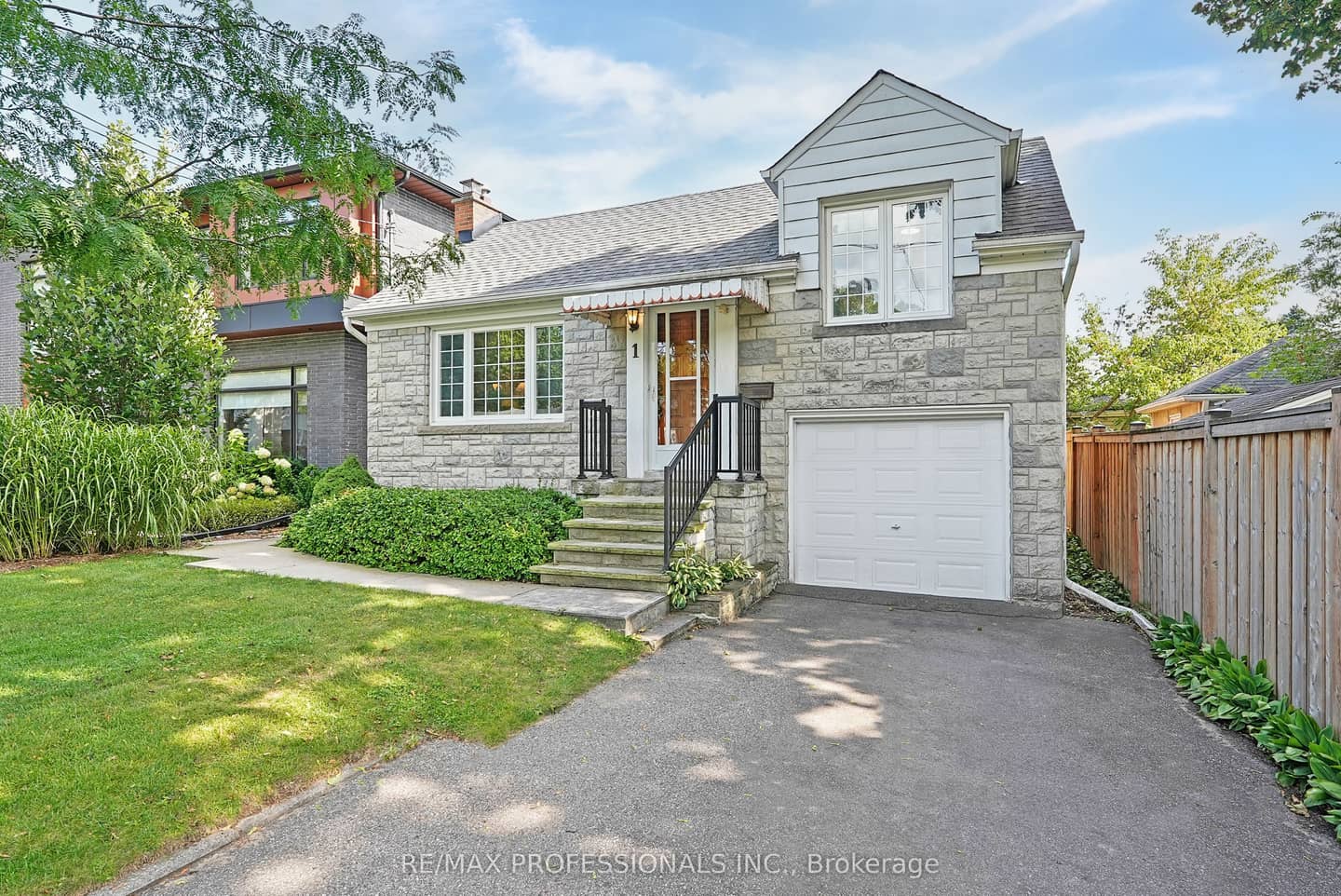 1 Bernice Avenue, Toronto, ON M8Y 1Z5