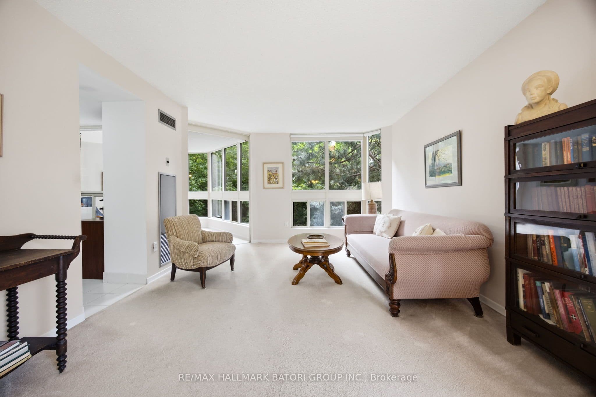 10 Kenneth Avenue 211, Toronto, ON M2N 6K6