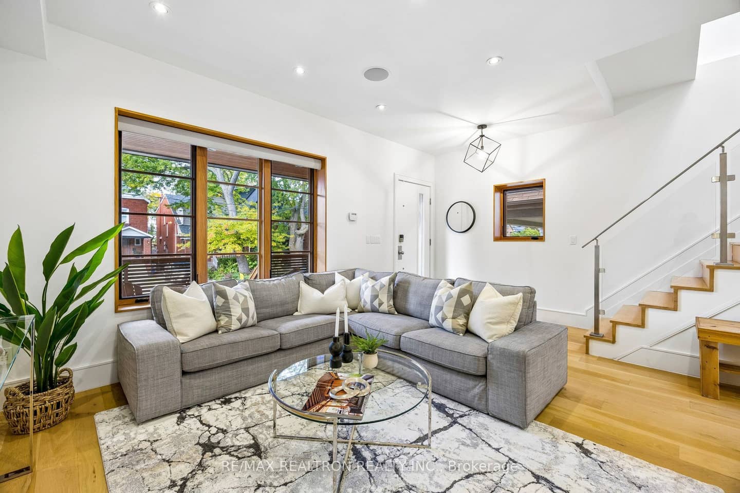 125 Pinewood Avenue, Toronto, ON M6C 2V4
