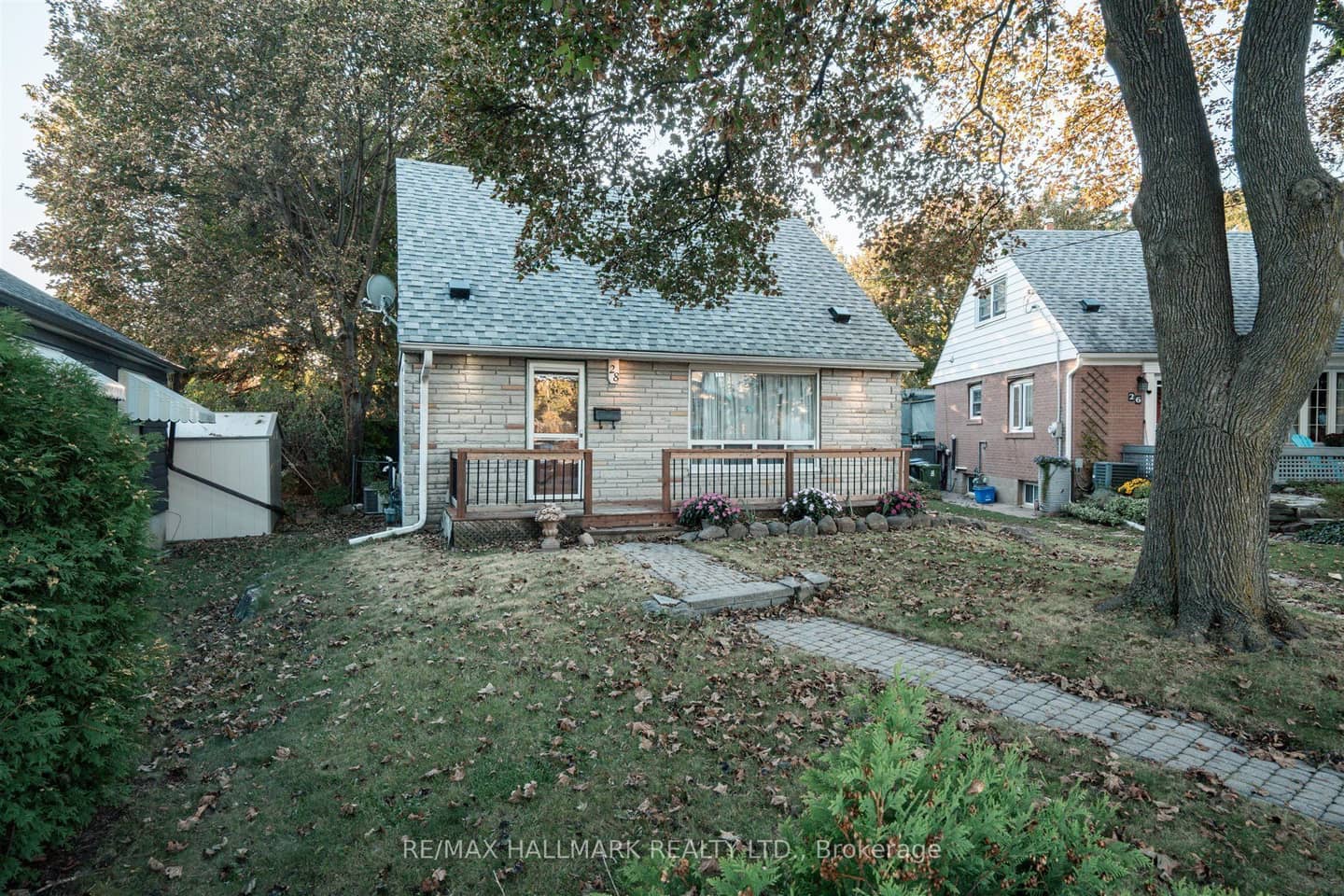 28 Finsbury Crescent, Toronto, ON M8W 2H7