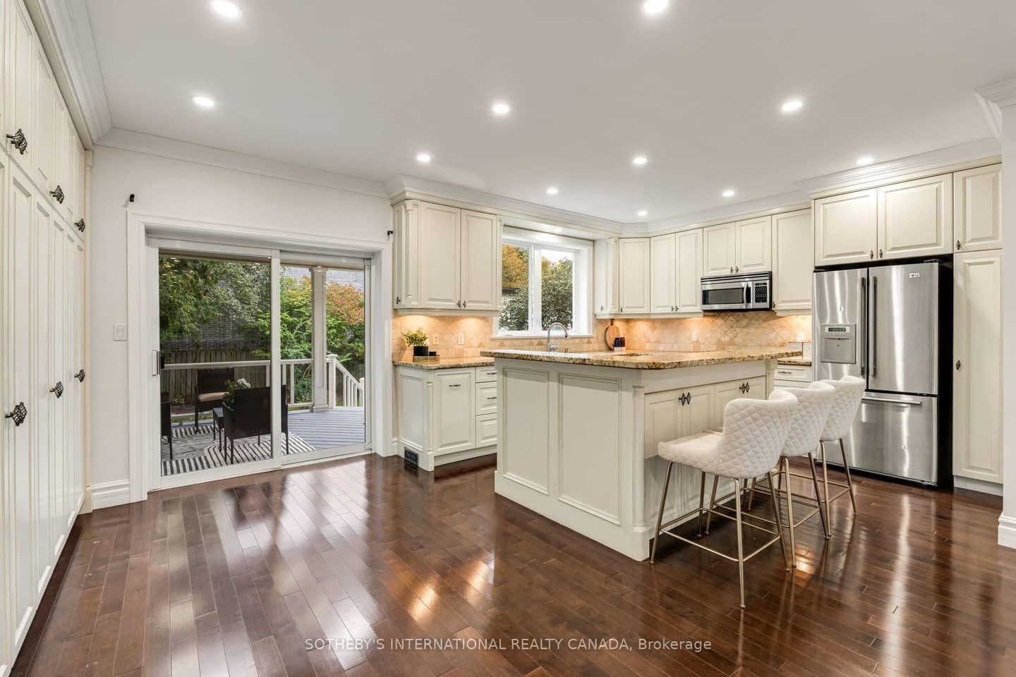 122 Brentcliffe Road, Toronto, ON M4G 3Y9