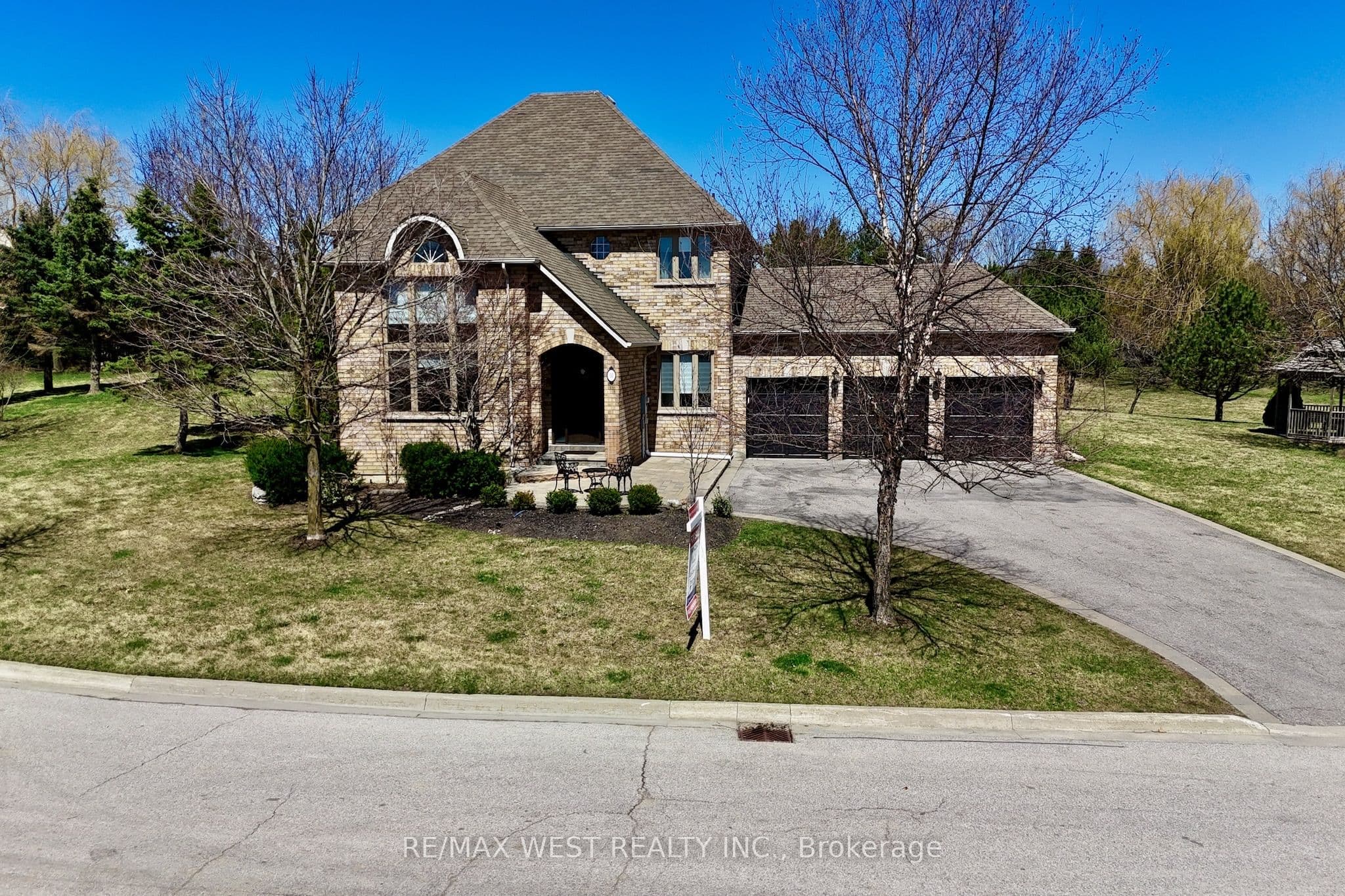 10 Farmcrest Court, King, ON L0G 1N0