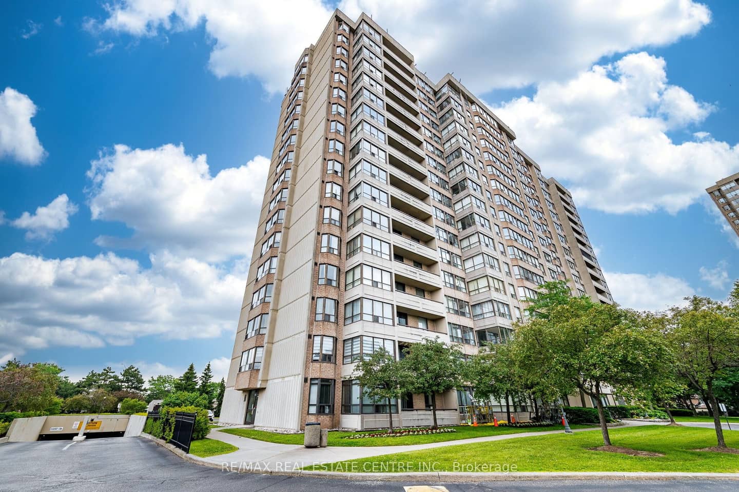 10 Malta Avenue 210, Brampton, ON L6Y 4G6