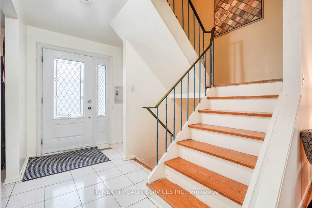27 Gosford Boulevard 1, Toronto, ON M3N 2G7