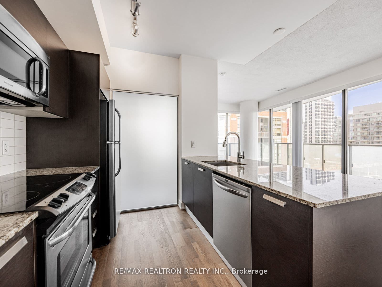 1815 Yonge Street 1006, Toronto, ON M4T 2A4