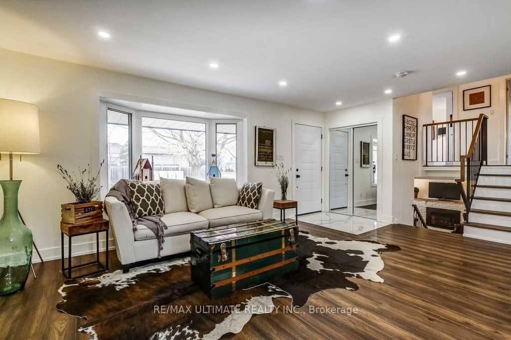 2391 Wyandotte Drive, Oakville, ON L6L 2T4