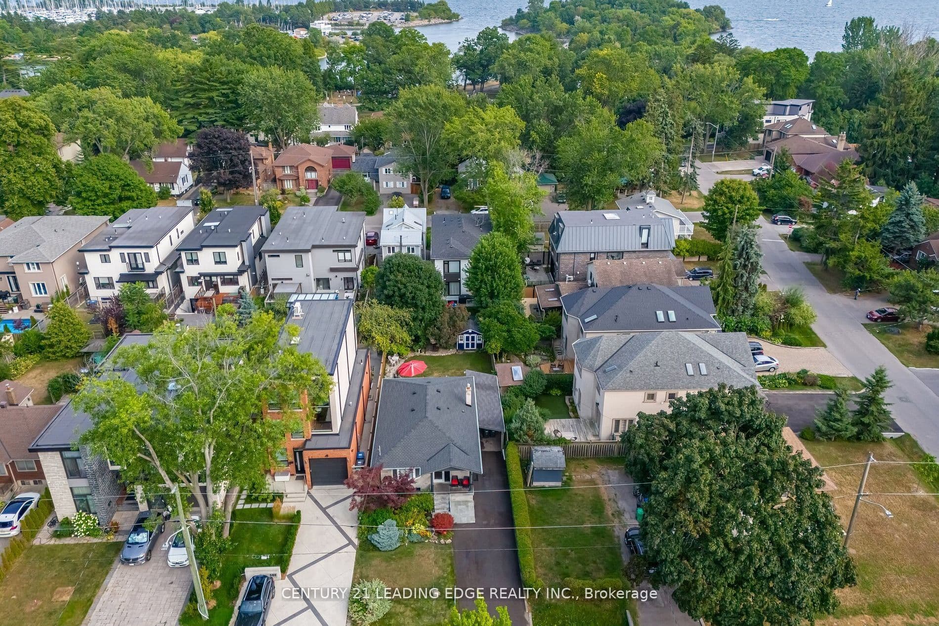586 Curzon Avenue, Mississauga, ON L5G 1P9