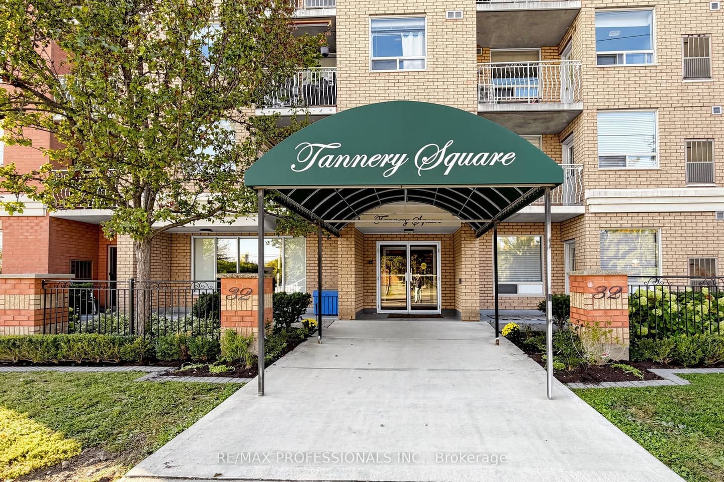 32 Tannery Street 205, Mississauga, ON L5M 6T6