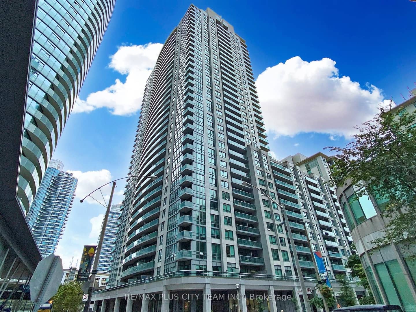 19 Grand Trunk Crescent 1103, Toronto, ON M5J 3A3