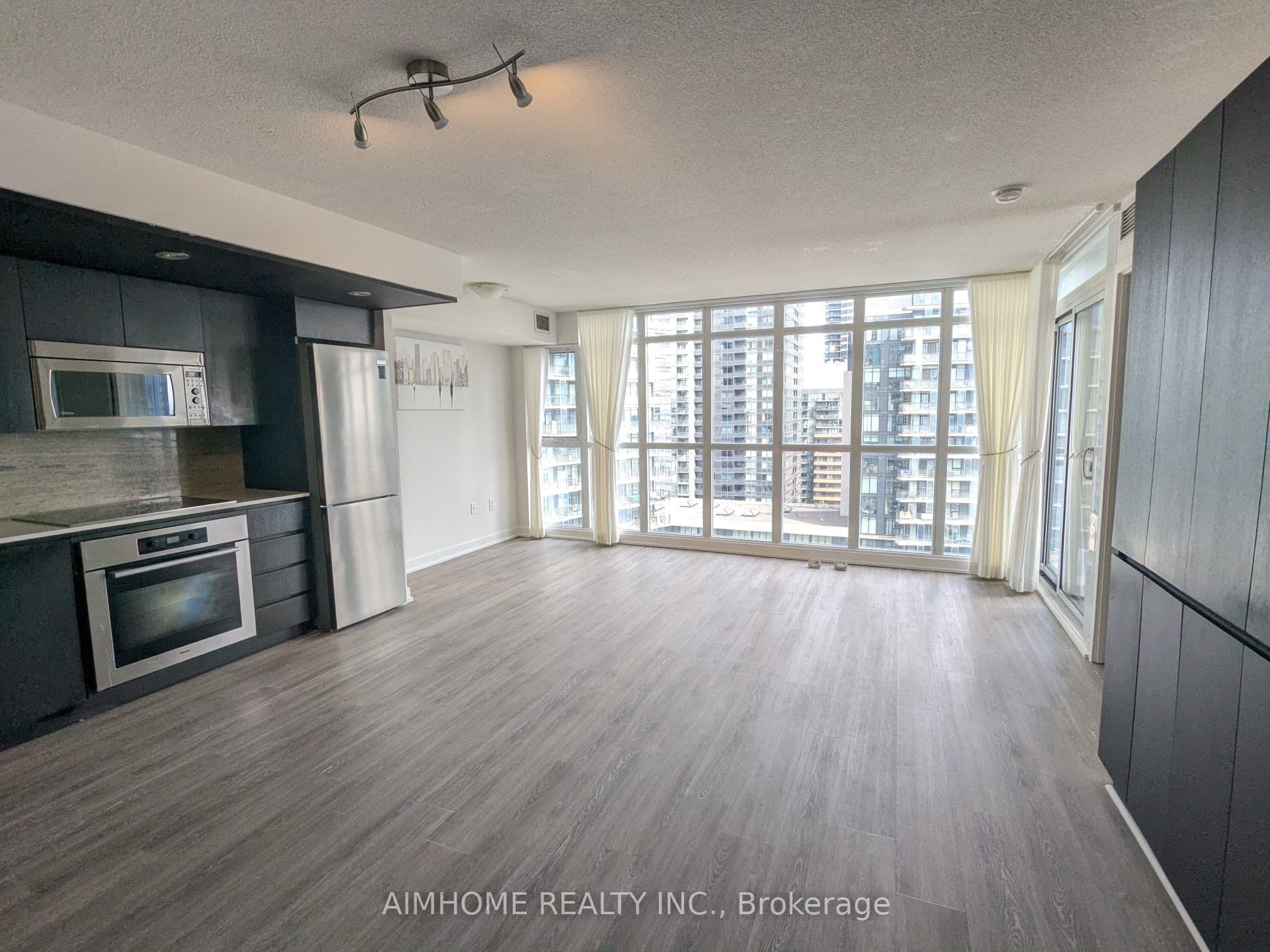 10 Capreol Court 1806, Toronto, ON M5V 4B3