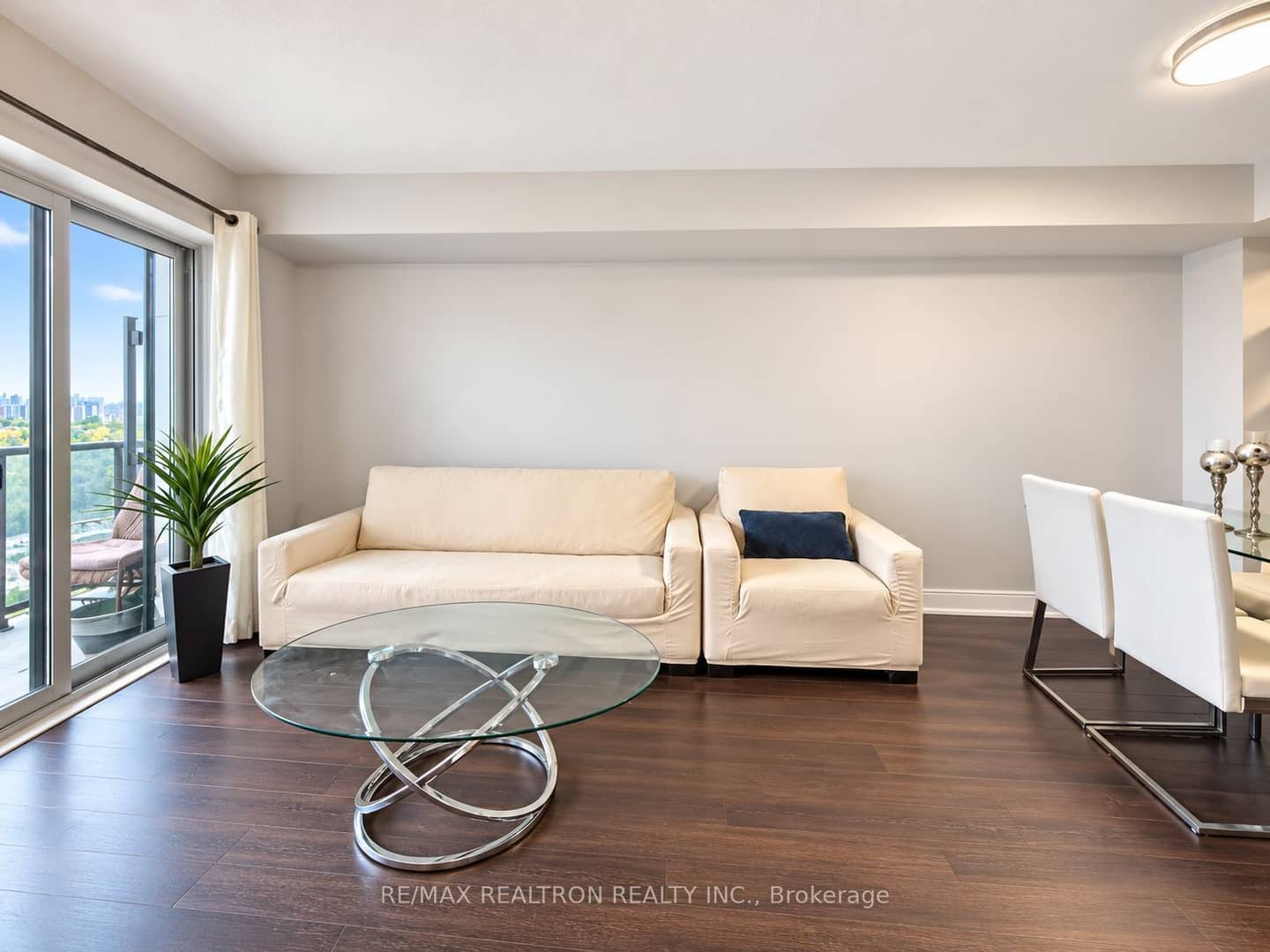 135 Village Green Square 2319, Toronto, ON M1S 0G4